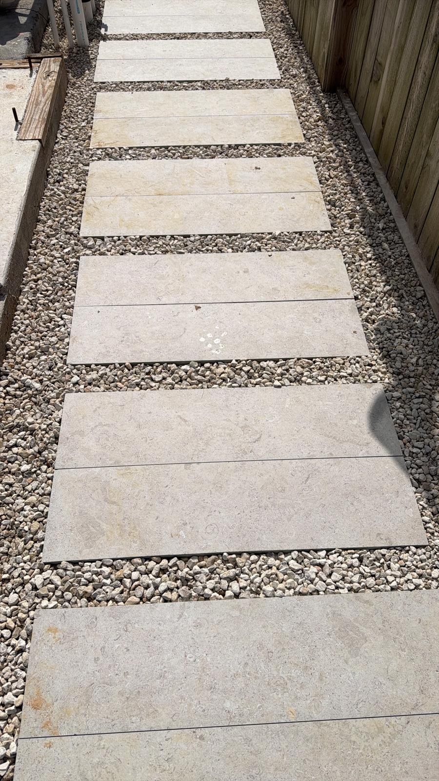 Camino jardín con paving stones y grava volcánica